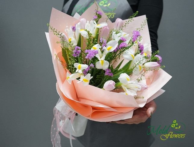 Букет с белыми ирисами и тюльпанами Фото